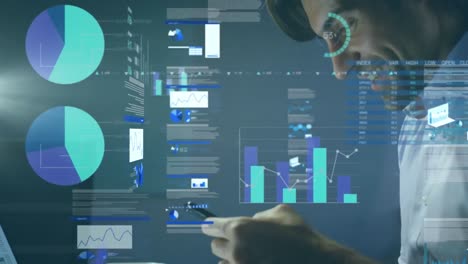 animación de procesamiento de datos estadísticos contra el hombre caucásico usando teléfono inteligente y portátil.