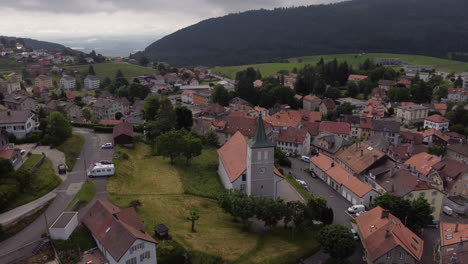 Luftaufnahme-Eines-Rotierenden-Themas-Einer-Kirche-In-Sainte-Croix,-Schweiz-An-Einem-Bewölkten-Tag