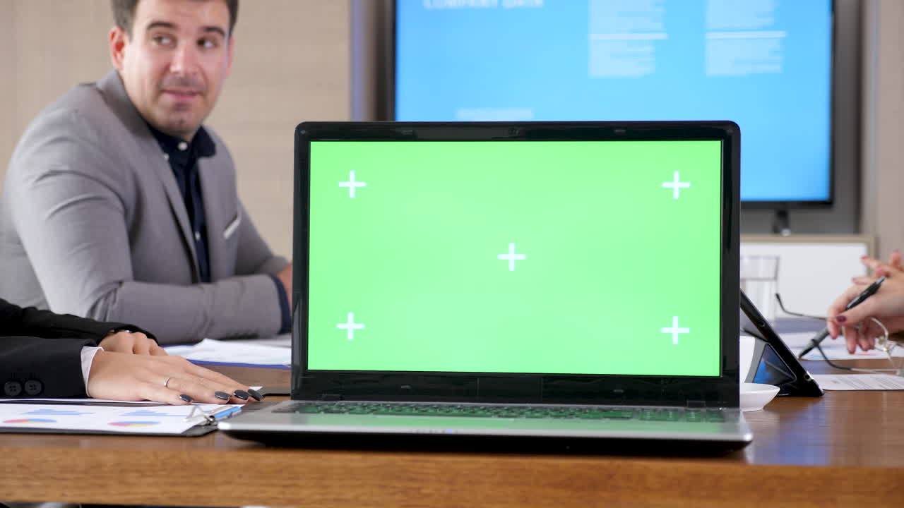 reunión de negocios con portátil de pantalla verde