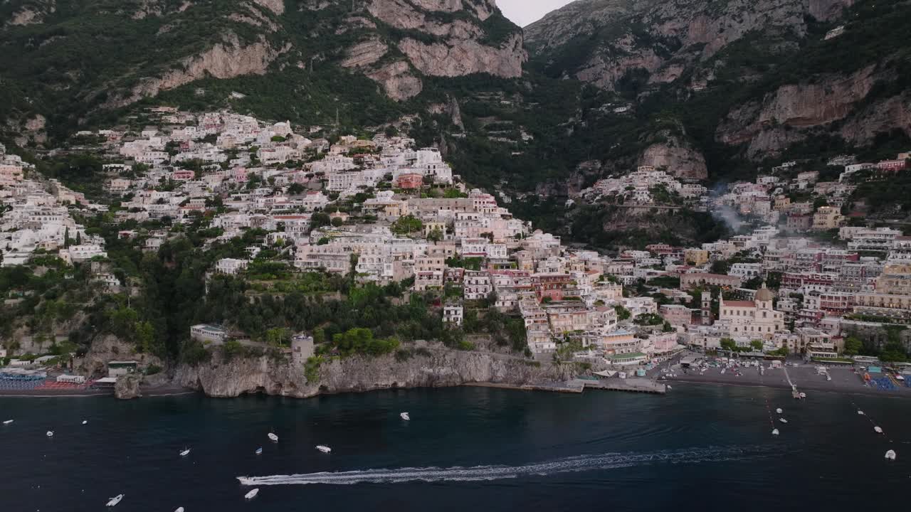 barcos que navegan por el pueblo costero de positano en la costa de amalfi, sur de italia