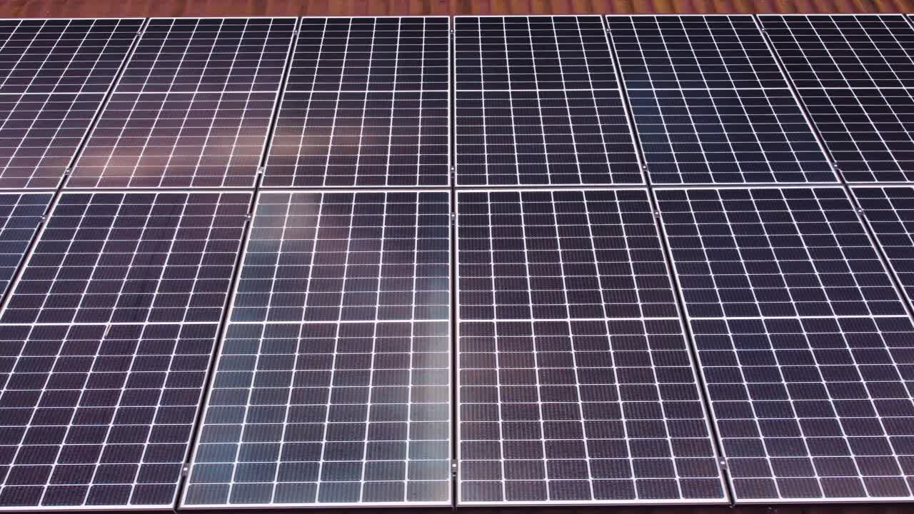 paneles solares en la azotea hechos de tejas de arcilla, vista aérea lateral