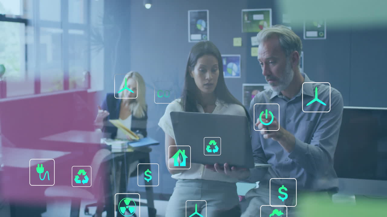 animación de iconos de ecología sobre diversos colegas que usan portátiles y discuten el trabajo en la oficina