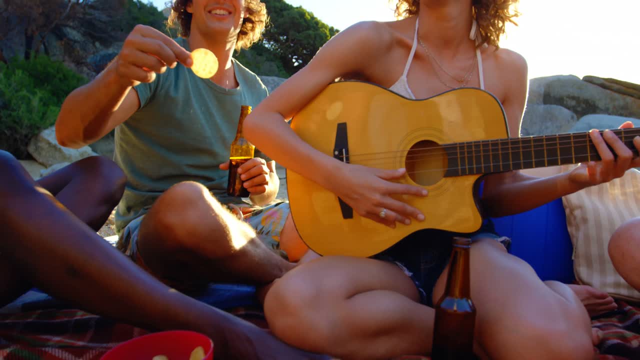 grupo de amigos divirtiéndose en la playa 4k