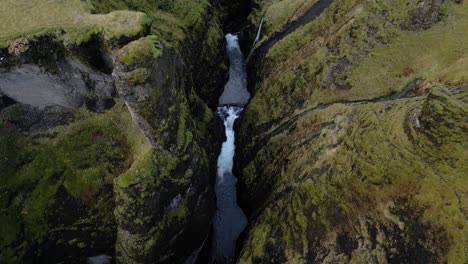 Atemberaubende-Fjaorargljufur-Schlucht-In-Island-Im-Sommer-–-Drohnenaufnahme-Aus-Der-Luft