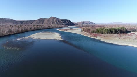 vista aérea de un río que serpentea a través de un valle de montaña