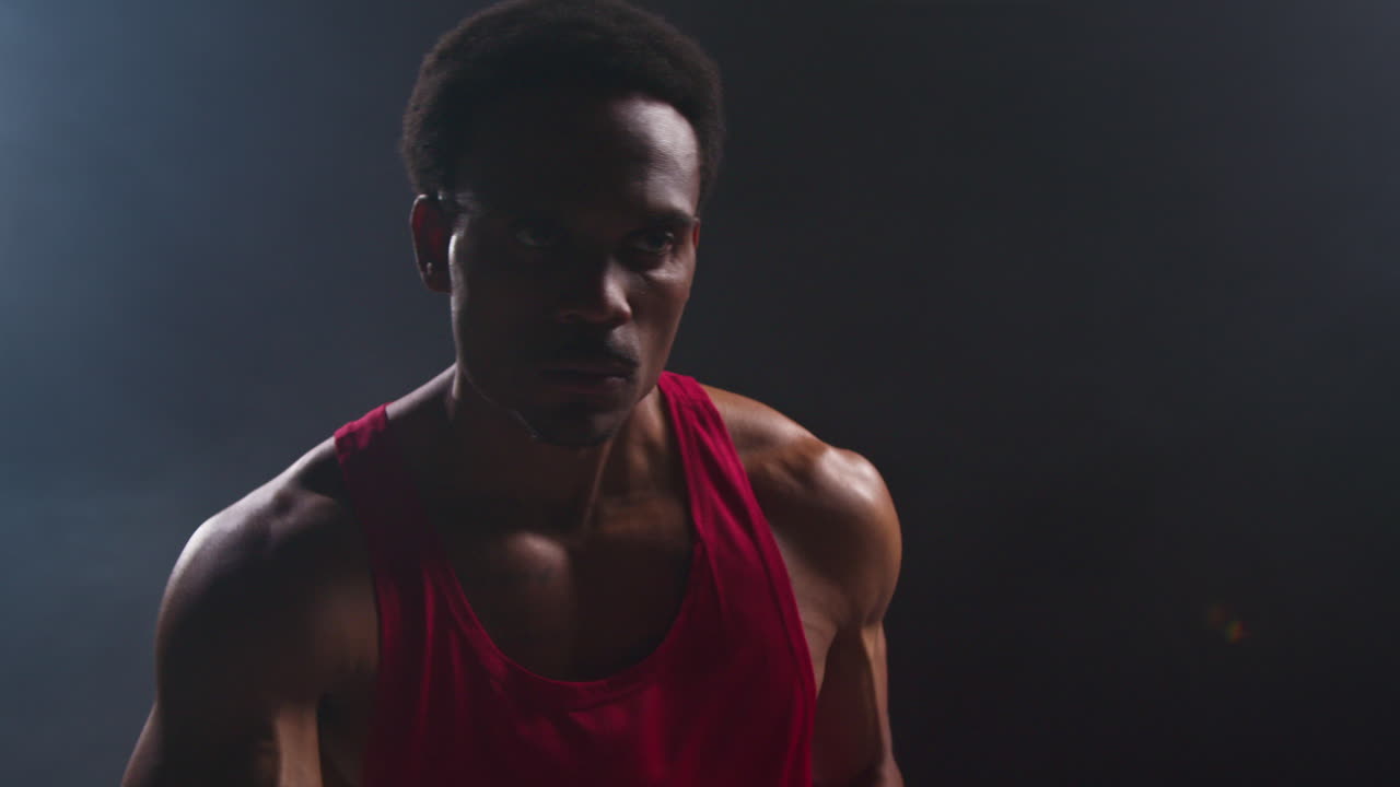 retrato de un boxeador con guantes en el ring antes del comienzo del partido de boxeo calentándose