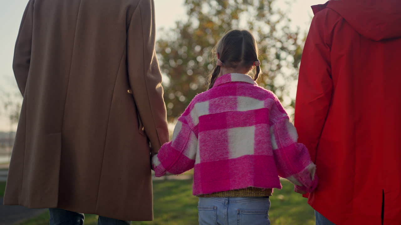 공원 에서 산책 하는 가족