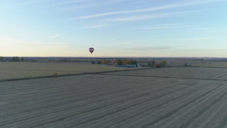 heißluftballon fliegt über landwirtschaftliche felder