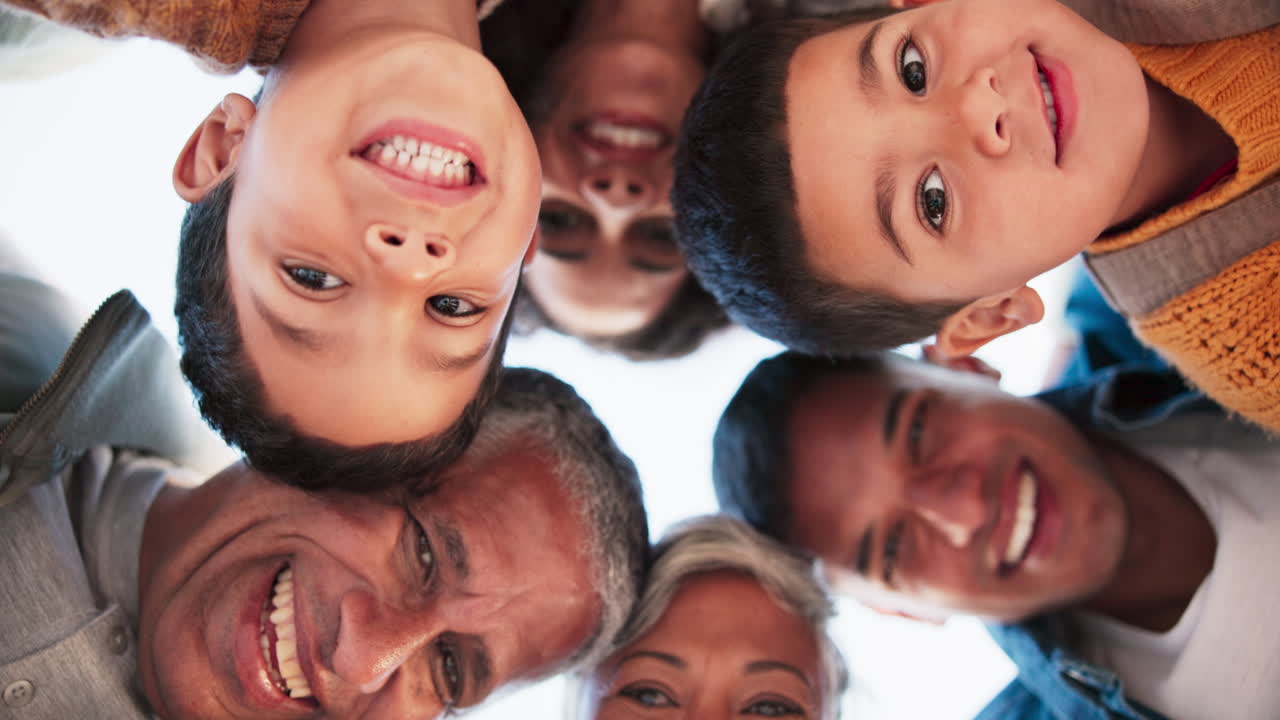 cara, círculo y familia con amor