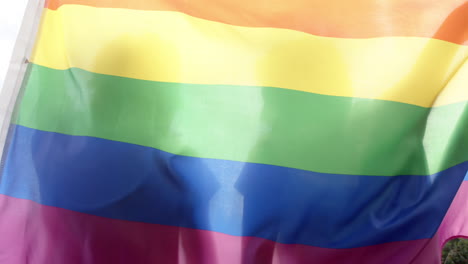 Diversa-Pareja-De-Hombres-Gay-Sosteniendo-La-Bandera-Lgbt-Del-Arco-Iris,-En-Cámara-Lenta