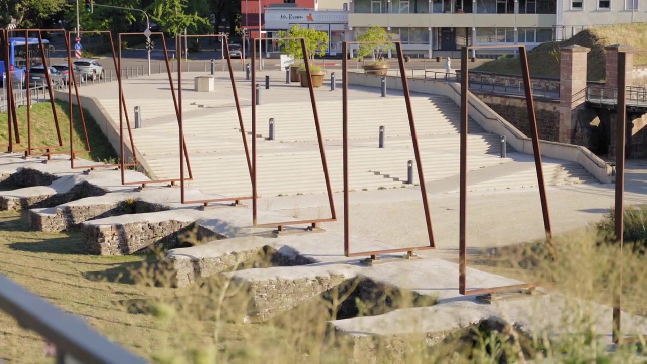 Vista elevata attraverso la storica fortificazione Ravelin V verso il moderno spazio pubblico a gradoni e le strutture difensive conservate a Saarlouis, Germania