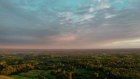 Fliegen-über-Dem-Wald-Bei-Lebendigem,-Farbenfrohem-Sonnenuntergang-Am-Abend