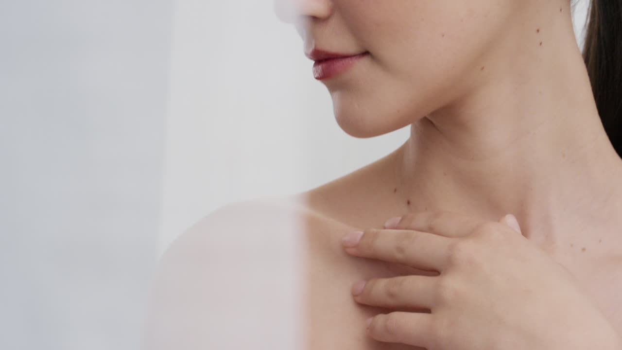 retrato de cerca de una mujer joven hermosa tocando suavemente la piel con las manos acariciando una tez suave y suave sonriendo disfrutando de una belleza natural perfecta concepto de cuidado de la piel de lujo