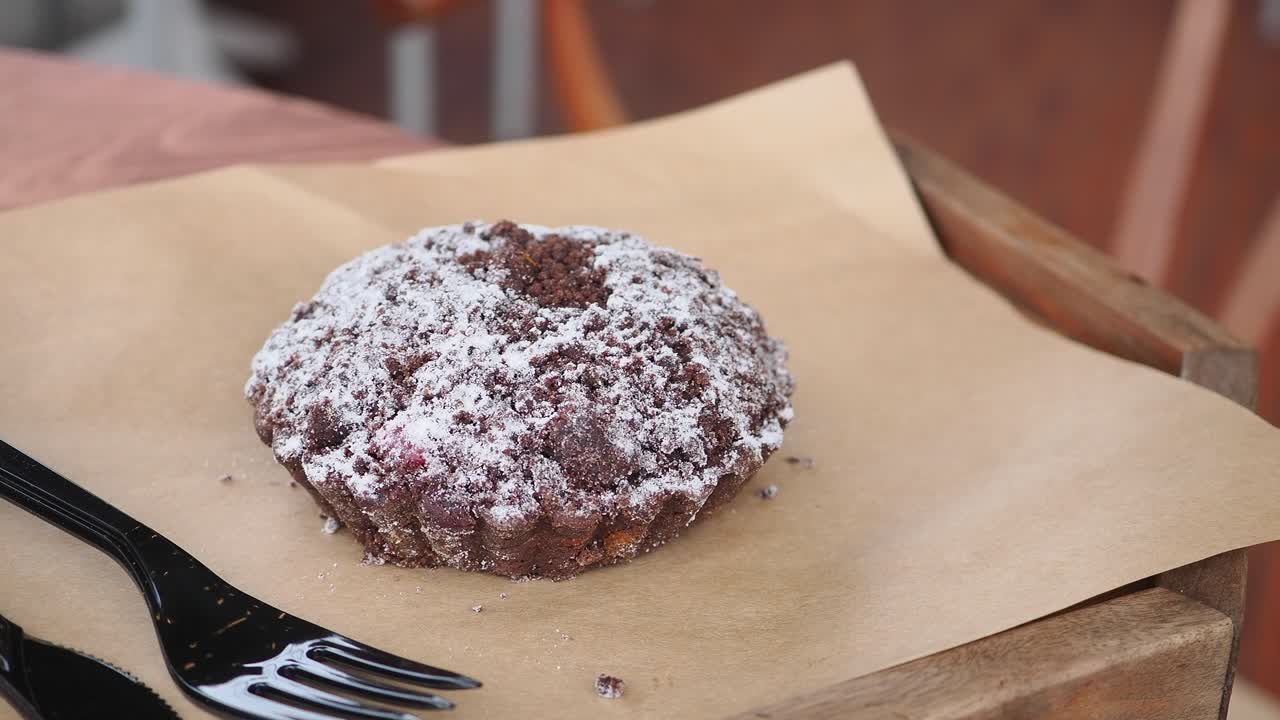 Deliziosa torta sbriciolata al cioccolato spolverata di zucchero a velo