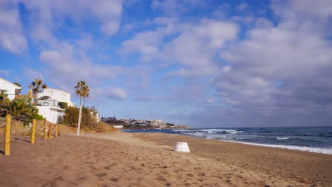 Leerer-Strand-An-Einem-Bewölkten-Tag