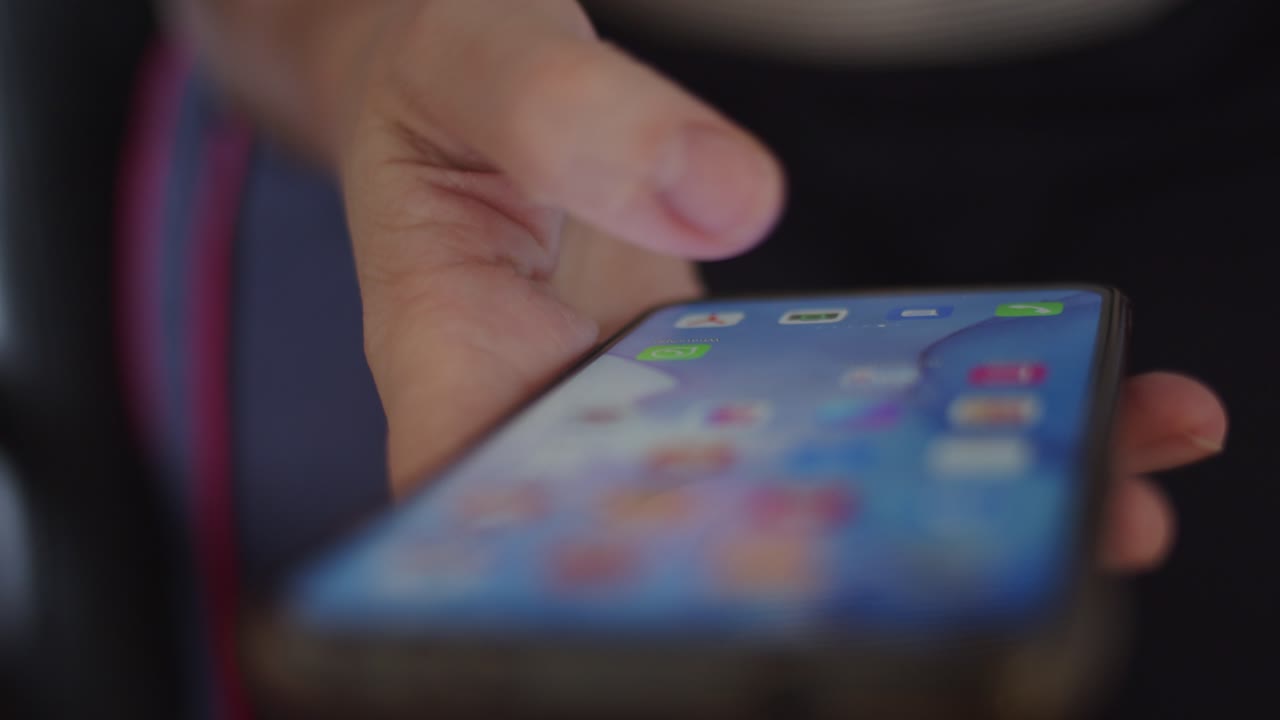 persona que utiliza un teléfono inteligente