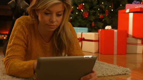 Hübsche-Blondine-Mit-Ihrem-Tablet-PC