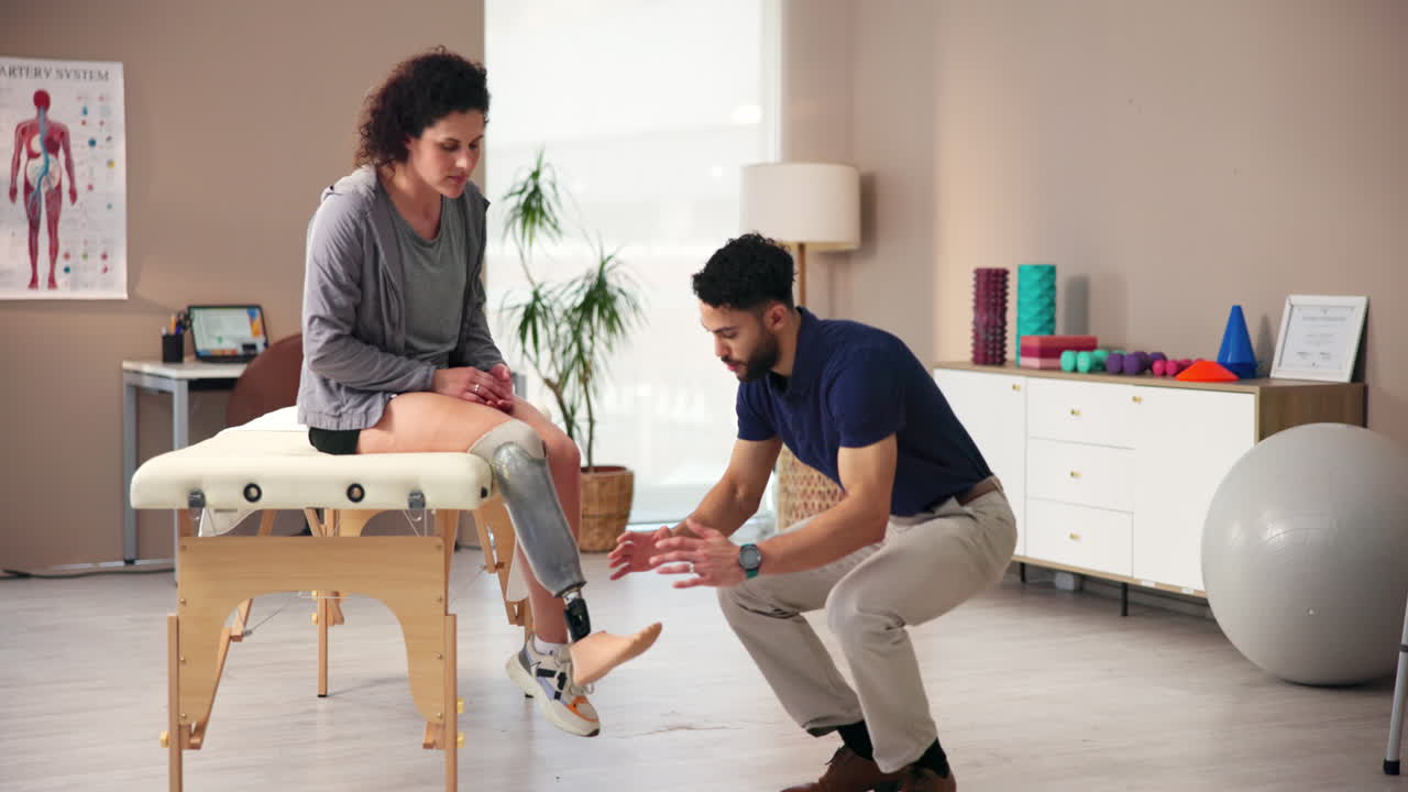 el fisioterapeuta ayuda al paciente con una pierna protésica
