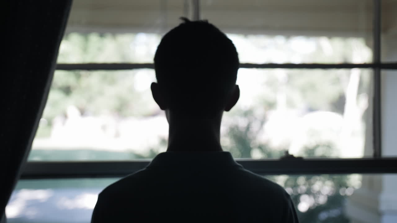 불행 하고 슬픈 젊은 십대 소년 의 영화적 촬영