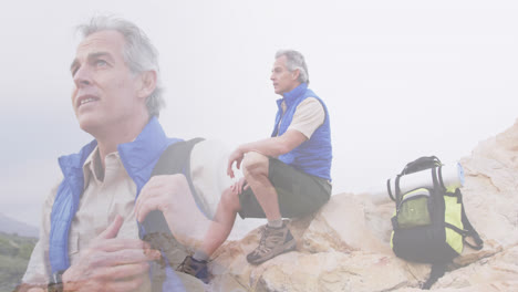 compuesto de un anciano caucásico caminando por la montaña disfrutando de la vista y sentado en las rocas