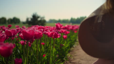 Mujer-Romántica-Sentada-En-El-Jardín-De-Flores.-Chica-Soñadora-Sentada-Bajo-La-Luz-Del-Sol.