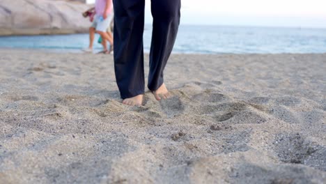 Barfußspaziergang-Am-Sandstrand-Mit-Menschen-Im-Hintergrund