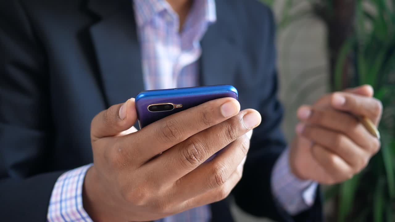 사업가 스마트 폰을 사용 하여입니다.