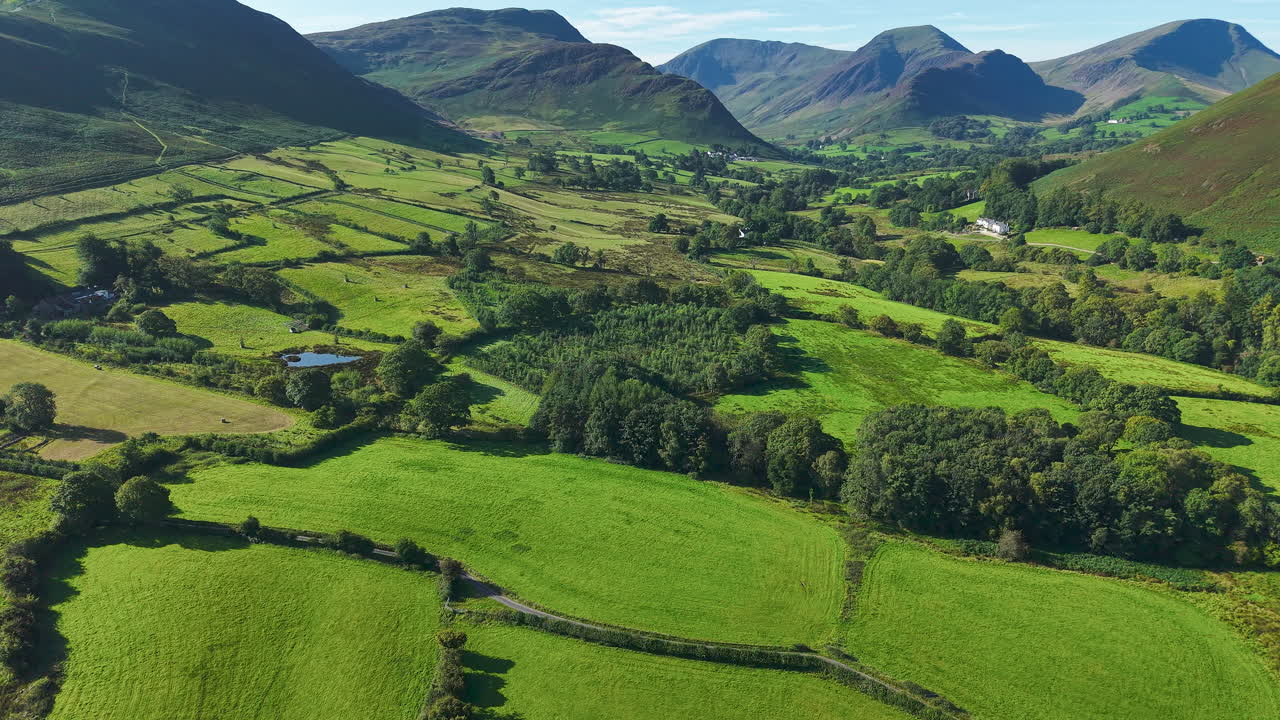 Idilliaco paesaggio rurale che mostra campi a mosaico e colline nel Cumbria, Inghilterra