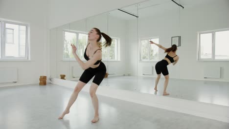 mujer estirándose en un gimnasio