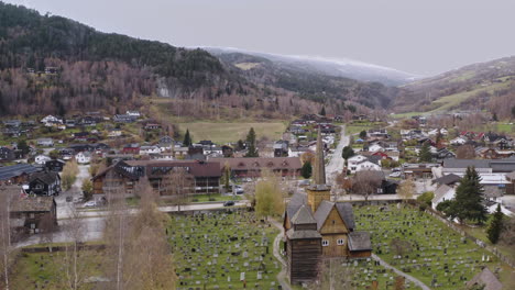 iglesia vaga, iglesia de madera con tumbas, vagamo, noruega - toma aérea de drones