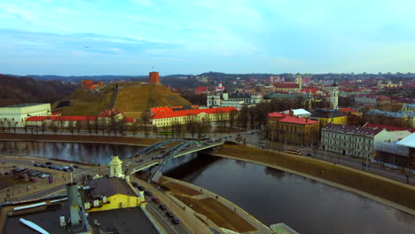 Luftaufnahme-Der-Altstadt-Von-Vilnius-Und-Annäherung-An-Den-Gedimino-Turm-In-Litauen
