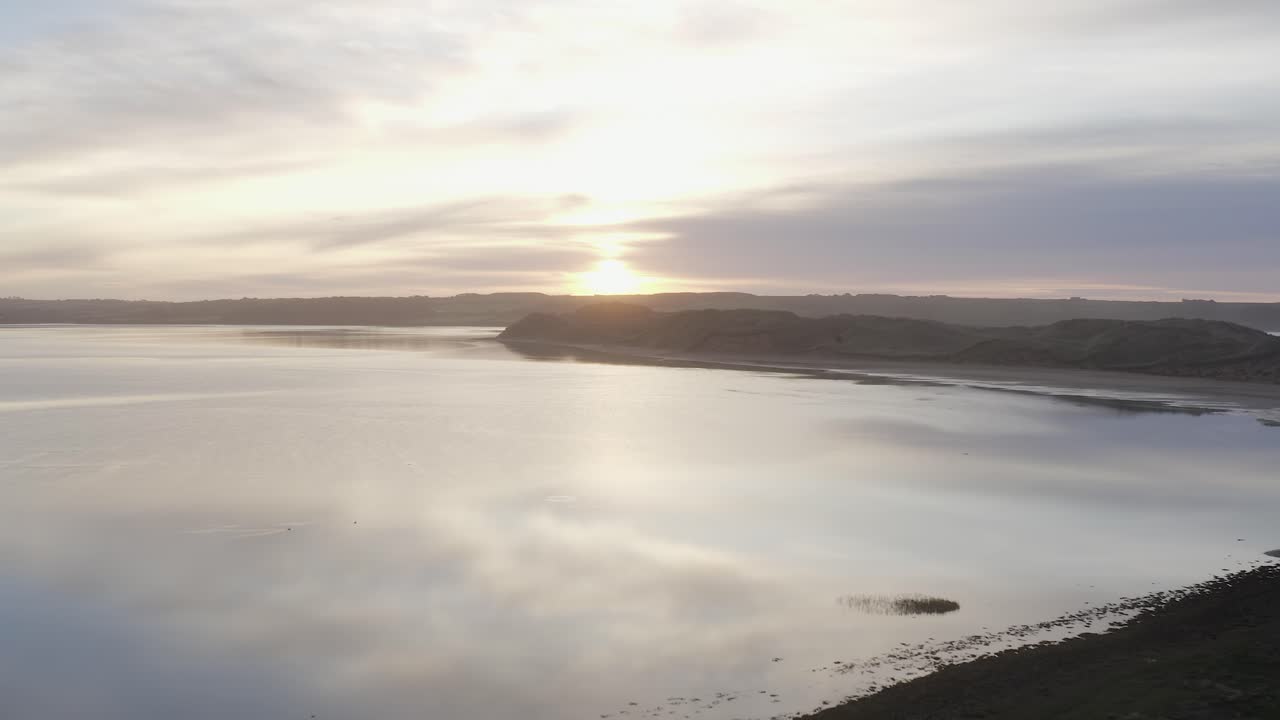Alba argentea vista aerea su una bassa duna di sabbia e una laguna d'acqua calma