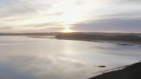 Silber-Sonnenaufgang-Morgendämmerung-Antenne-über-Niedrige-Sanddüne-Ruhige-Wasserlagune