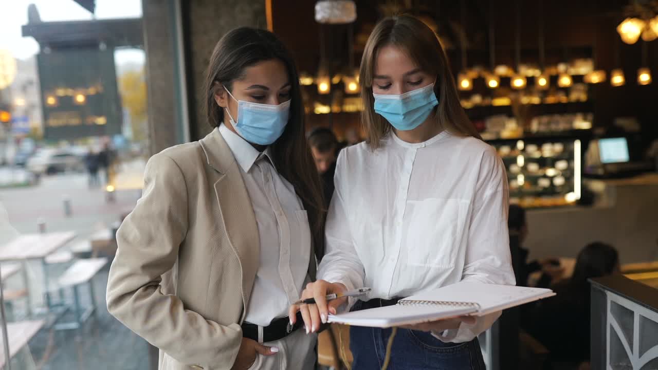 전염병 기간 동안 카페에서 만나는 사업가 여성