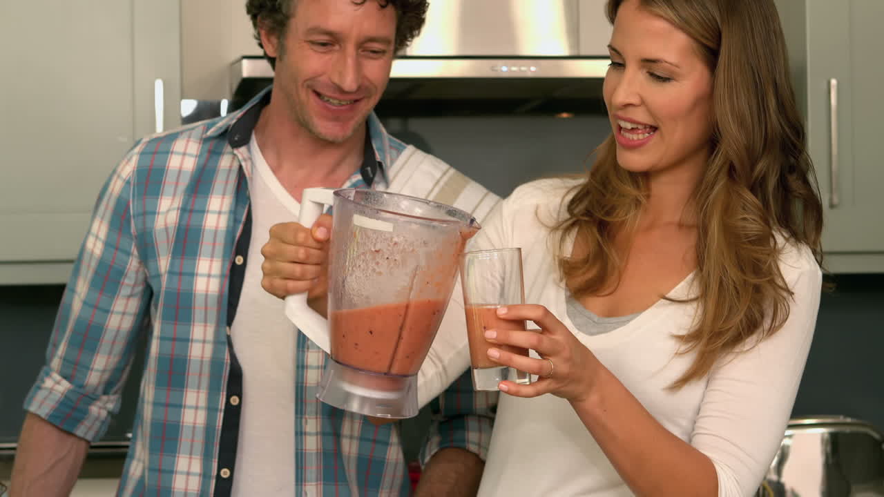 una familia linda preparando un batido