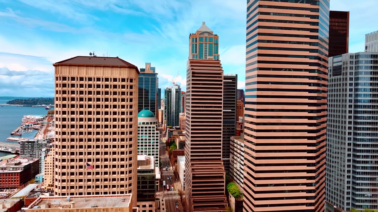 Vários edifícios bege de formas diversas na paisagem urbana. Filmagem de voo de drone entre as casas. Seattle, Washington, Estados Unidos