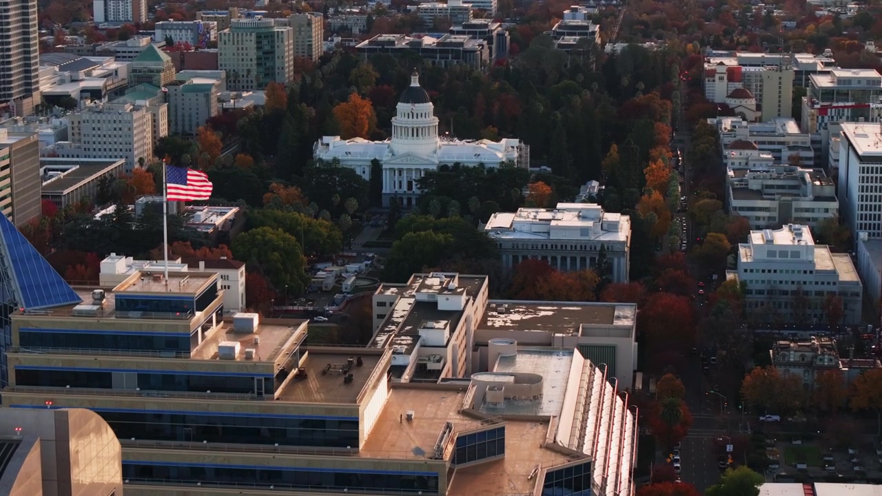 Veduta aerea con drone del Campidoglio dello Stato della California a Sacramento, CA, durante l'ora d'oro, si eleva per svelare, 4K UHD