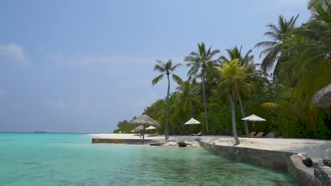 Playa-Tropical-Con-Palmeras,-Arena-Blanca-Y-Agua-Turquesa