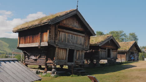 Mehrere-Alte-Traditionelle-Norwegische-Häuser-4k-Video