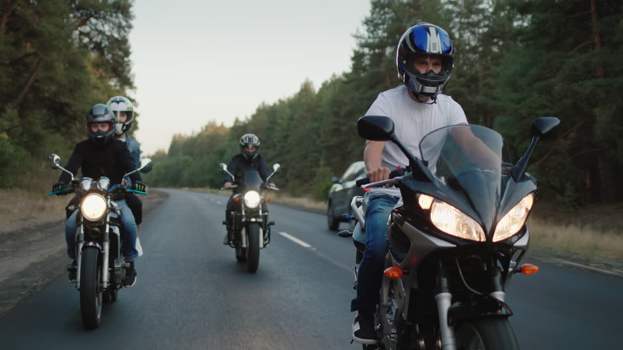 los jóvenes viajan en motocicletas en un lugar pintoresco 3