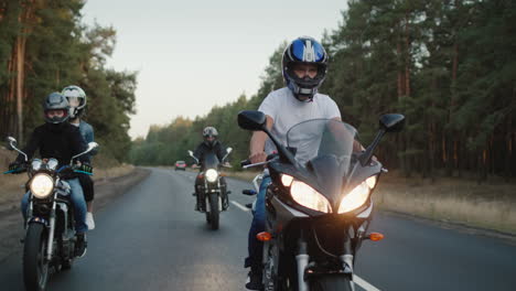 los jóvenes viajan en motocicletas en un lugar pintoresco 3