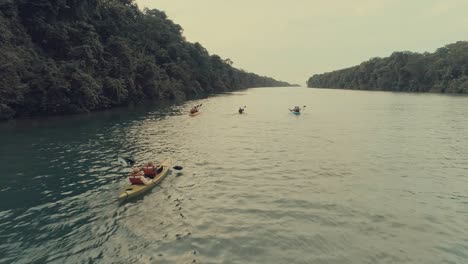 Imágenes-De-Drones-Durante-La-Puesta-De-Sol-Desde-Un-Elegante-Barco-Anclado-En-Un-Gran-Río