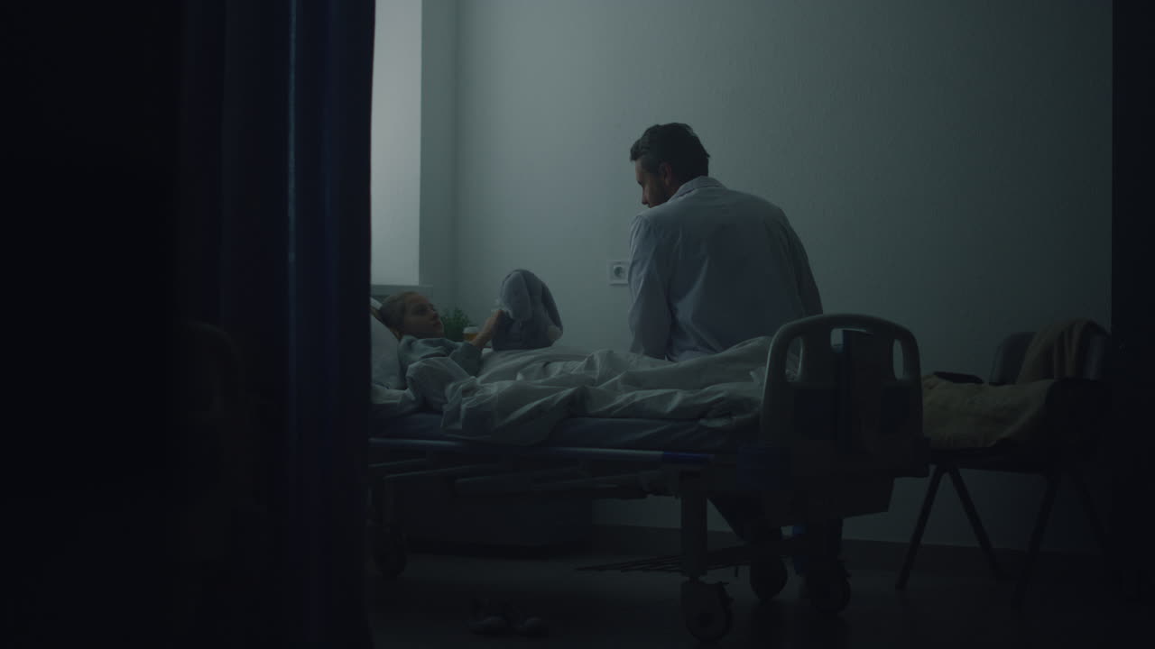 수술 후 병원에 있는 아픈 아이를 방문하는 의사. 병원에서의 의료 검사