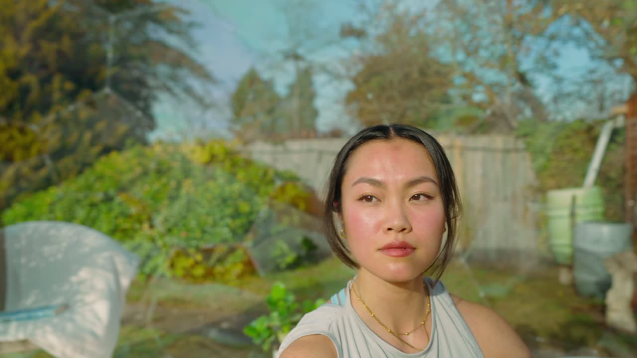 젊은 아시아 여성이 요가 포즈를 취하고 있습니다.