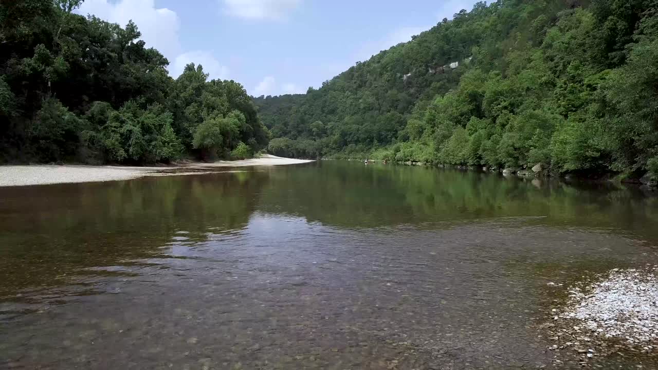 Acqua limpida che scorre sul fiume nazionale Buffalo, con lieve panoramica.