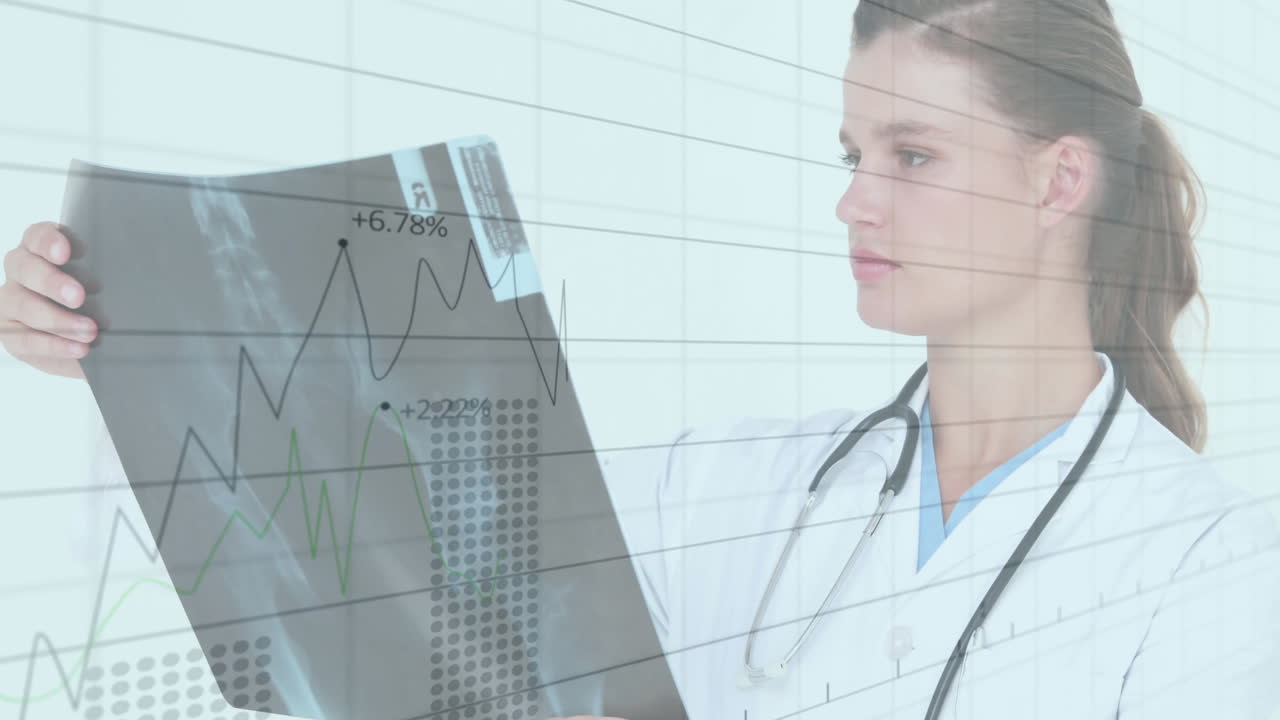 animación del procesamiento de datos sobre la doctora caucásica en el hospital