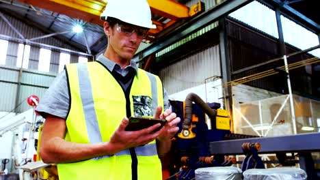 ingeniero masculino que usa una tableta digital 4k