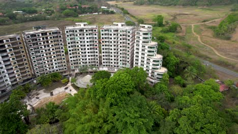 Edificio-De-Condominios-De-Once-Pisos-Abandonado-En-Costa-Rica-Rodeado-De-árboles