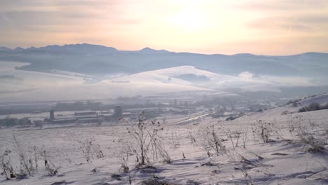 Schwenken-Sie-In-Zeitlupe-über-Eine-Atemberaubende-Schneepanoramalandschaft-Mit-Tatra-Bergen-Im-Hintergrund