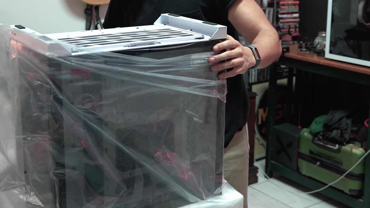 pc 케이스를 열고 있는 남자